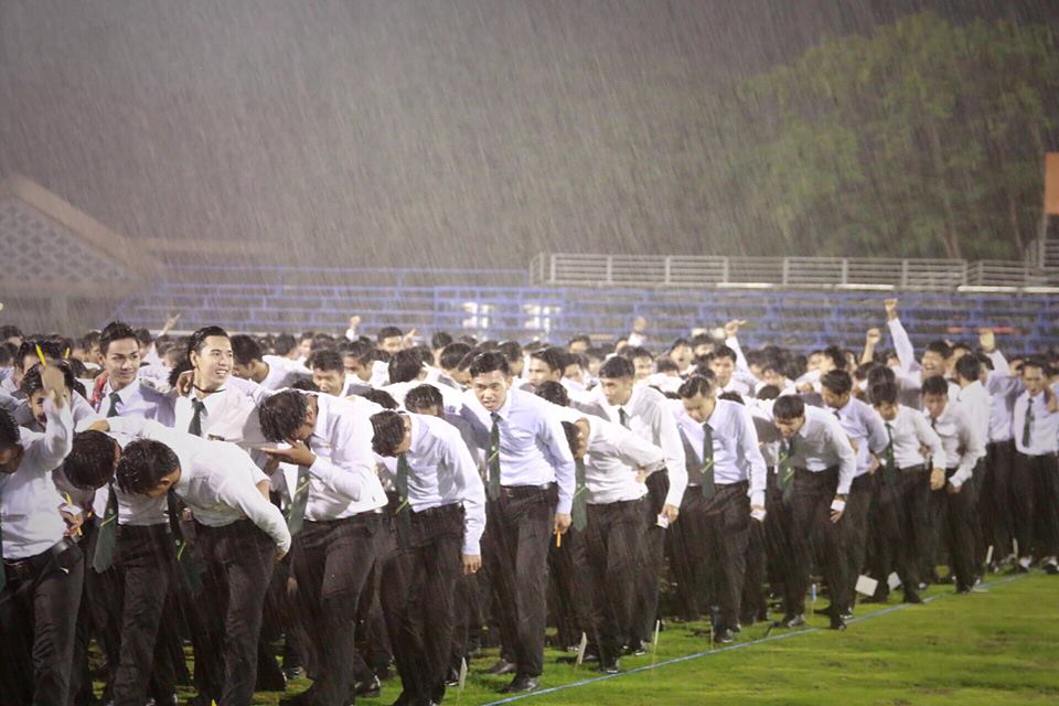 ดราม่า ! ภาพเฟรชชี่ บูมกลางสายฝน ดราม่า ! ภาพเฟรชชี่ บูมกลางสายฝน