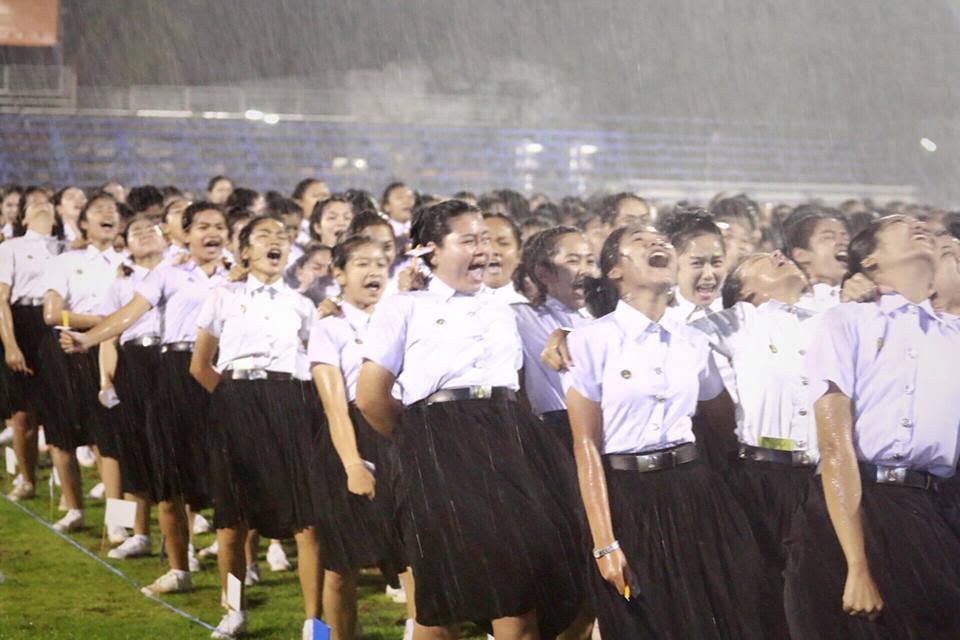 ดราม่า ! ภาพเฟรชชี่ บูมกลางสายฝน ดราม่า ! ภาพเฟรชชี่ บูมกลางสายฝน