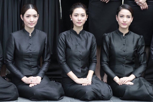 10 ดาราหญิงไทย สวมชุดไทยจิตรลดาสีดำ