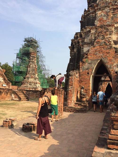 นักท่องเที่ยวต่างชาติปีนป่ายโบราณสถาน นักท่องเที่ยวต่างชาติปีนป่ายโบราณสถาน