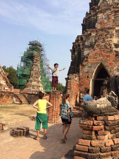 นักท่องเที่ยวต่างชาติปีนป่ายโบราณสถาน นักท่องเที่ยวต่างชาติปีนป่ายโบราณสถาน