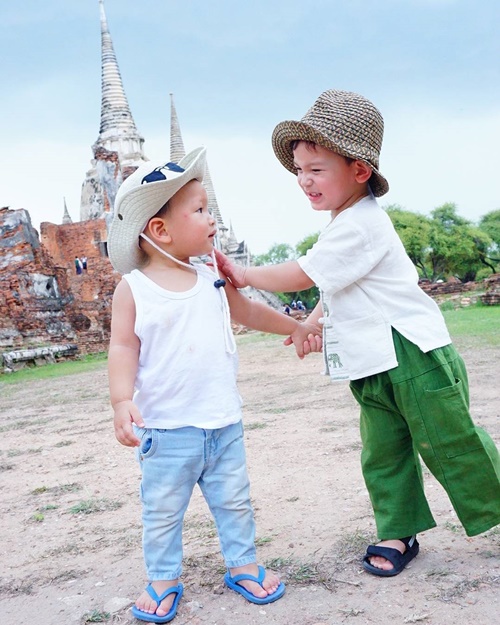 แม่พลอย จูงมือ น้องแพนเตอร์ น้องพูม่า เที่ยวเมืองโบราณอยุธยา แม่พลอย จูงมือ น้องแพนเตอร์ น้องพูม่า เที่ยวเมืองโบราณอยุธยา
