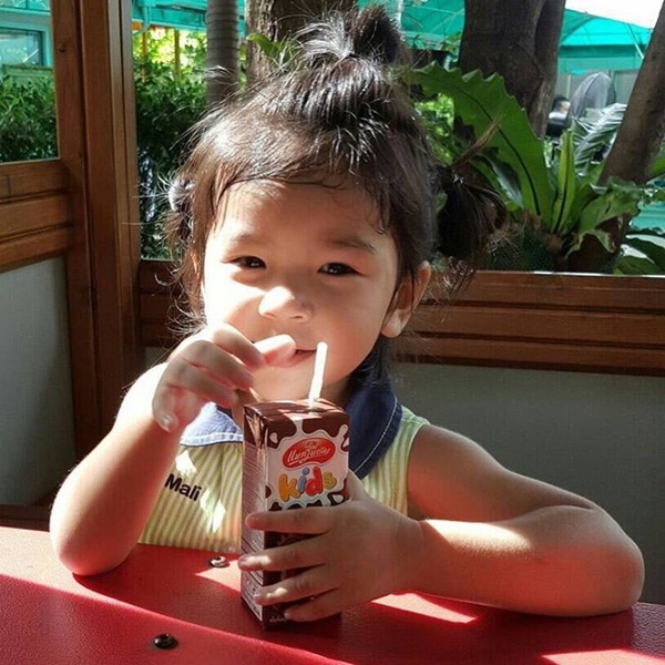 น้องมะลิ เดินดุกดิก ๆ มอบการ์ดวันแม่ให้ แม่โบว์ น้องมะลิ เดินดุกดิก ๆ มอบการ์ดวันแม่ให้ แม่โบว์