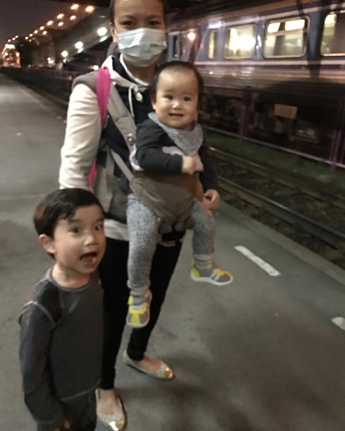 นิหน่า แบงค์ พาลูก ๆ ขึ้นรถไฟ นิหน่า แบงค์ พาลูก ๆ ขึ้นรถไฟ
