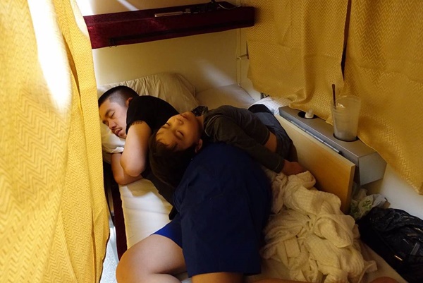 นิหน่า แบงค์ พาลูก ๆ ขึ้นรถไฟ นิหน่า แบงค์ พาลูก ๆ ขึ้นรถไฟ