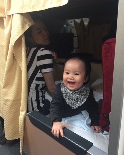 นิหน่า แบงค์ พาลูก ๆ ขึ้นรถไฟ นิหน่า แบงค์ พาลูก ๆ ขึ้นรถไฟ