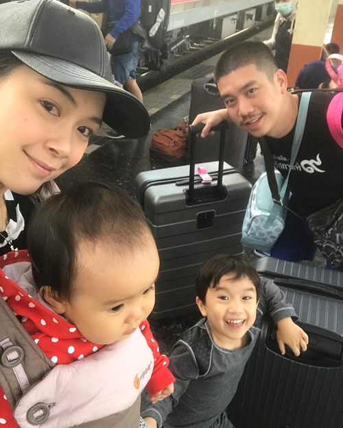 นิหน่า แบงค์ พาลูก ๆ ขึ้นรถไฟ นิหน่า แบงค์ พาลูก ๆ ขึ้นรถไฟ