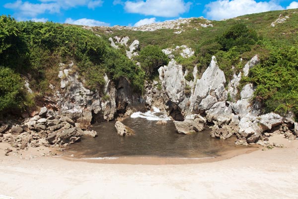 Playa de Gulpiyuri Beach ประเทศสเปน Playa de Gulpiyuri Beach ประเทศสเปน