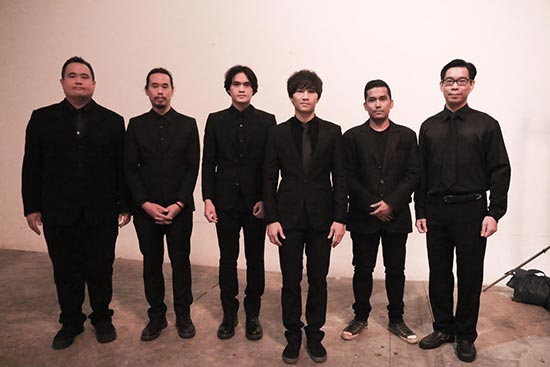 เสด็จประทับอยู่ เสด็จประทับอยู่