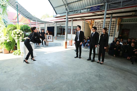 ลูกไม้ไกลต้น ลูกไม้ไกลต้น