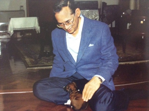 คุณทองแดง เข้าเฝ้าฯ ในหลวง รัชกาลที่ 9 คุณทองแดง เข้าเฝ้าฯ ในหลวง รัชกาลที่ 9
