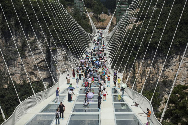 สะพานท้องกระจกสูงที่สุดในโลกเปิดให้พิสูจน์ความระทึกแล้ว ผู้คนแห่เดินข้ามคับคั่ง