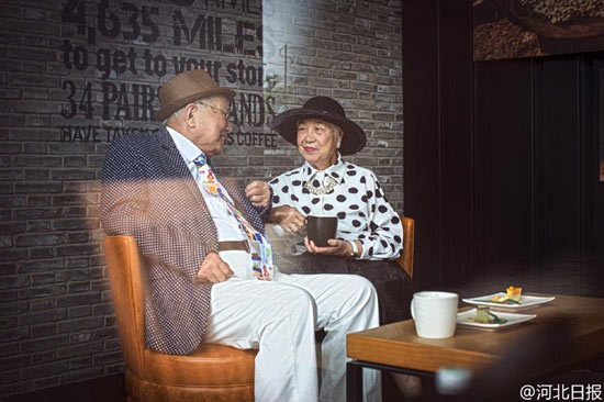 หนุ่มสาวหลบไป คู่รักวัยเฉียดร้อยจับมือแชะแฟชั่นหวาน ฉลองแต่งงาน 64 ปี หนุ่มสาวหลบไป คู่รักวัยเฉียดร้อยจับมือแชะแฟชั่นหวาน ฉลองแต่งงาน 64 ปี
