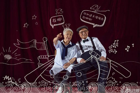 หนุ่มสาวหลบไป คู่รักวัยเฉียดร้อยจับมือแชะแฟชั่นหวาน ฉลองแต่งงาน 64 ปี หนุ่มสาวหลบไป คู่รักวัยเฉียดร้อยจับมือแชะแฟชั่นหวาน ฉลองแต่งงาน 64 ปี