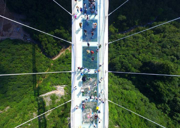 สะพานท้องกระจกสูงที่สุดในโลกเปิดให้พิสูจน์ความระทึกแล้ว ผู้คนแห่เดินข้ามคับคั่ง