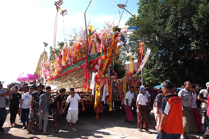 งานบุญเดือนสิบลอยเรือสะเดาะเคราะห์