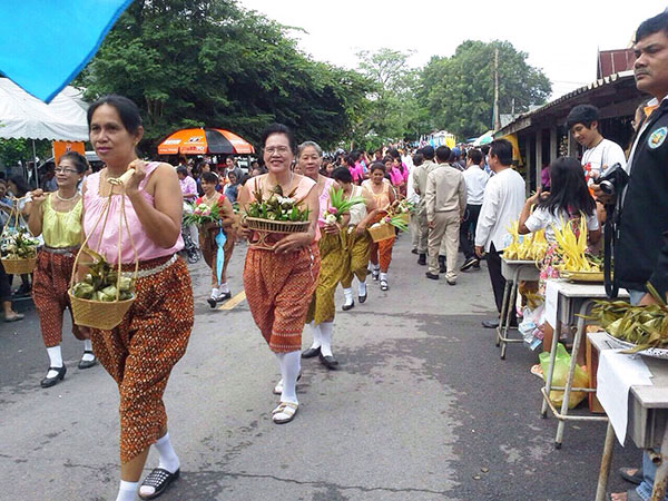 ประเพณีตักบาตรข้าวต้มลูกโยน ประเพณีตักบาตรข้าวต้มลูกโยน