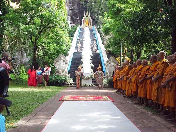 ประเพณีตักบาตรข้าวต้มลูกโยน ประเพณีตักบาตรข้าวต้มลูกโยน