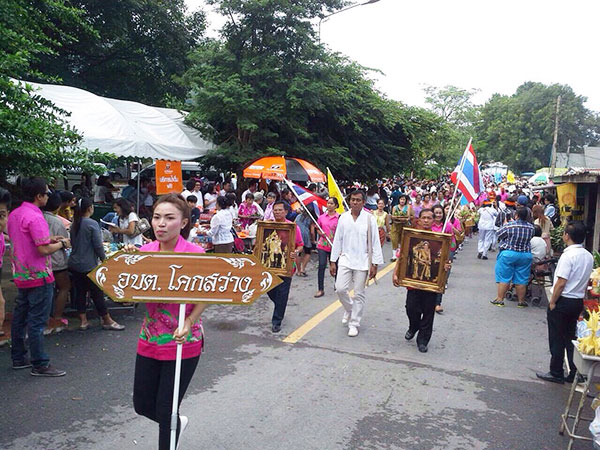 ประเพณีตักบาตรข้าวต้มลูกโยน ประเพณีตักบาตรข้าวต้มลูกโยน