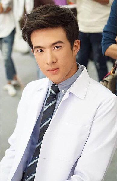เพียงชายคนนี้ไม่ใช่ผู้วิเศษ เพียงชายคนนี้ไม่ใช่ผู้วิเศษ