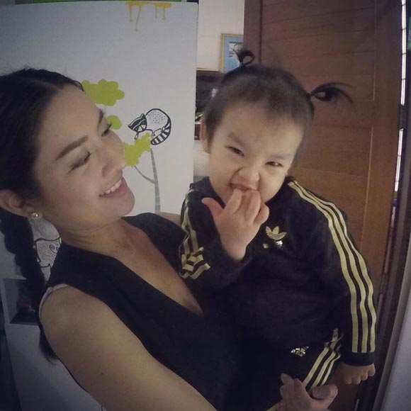 น้องปีใหม่ แย่งแม่แอฟเป่าเค้ก น้องปีใหม่ แย่งแม่แอฟเป่าเค้ก