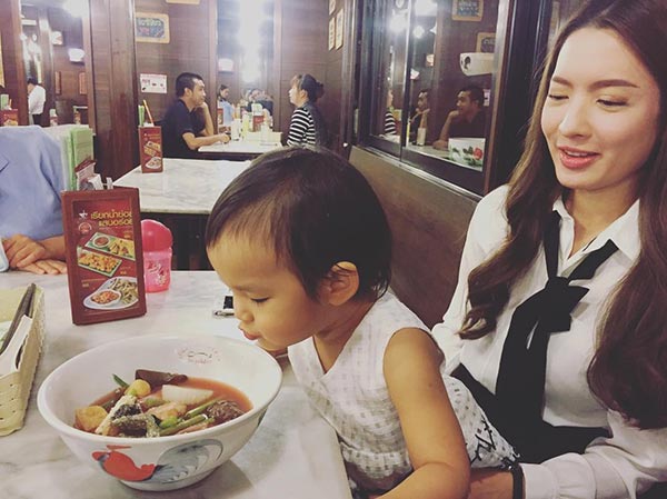 น้องปีใหม่ ลูกสาว แอฟ ทักษอร น้องปีใหม่ ลูกสาว แอฟ ทักษอร