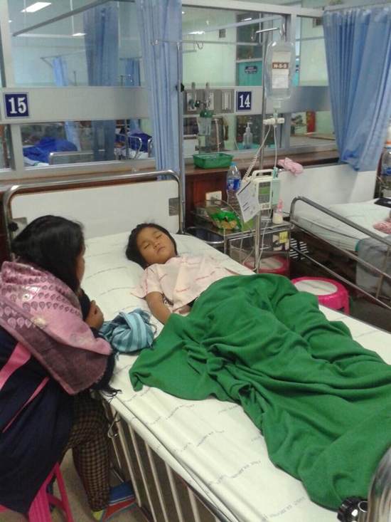 ครูดอยอุ้มนักเรียนป่วยหนักลุยป่า ส่งโรงพยาบาล 