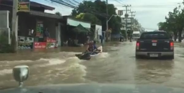 แชร์หนักมาก !! น้ำท่วมเพชรบุรี ท่วมหนักถึงจุดที่ คนขี่เรือแซงรถ !!