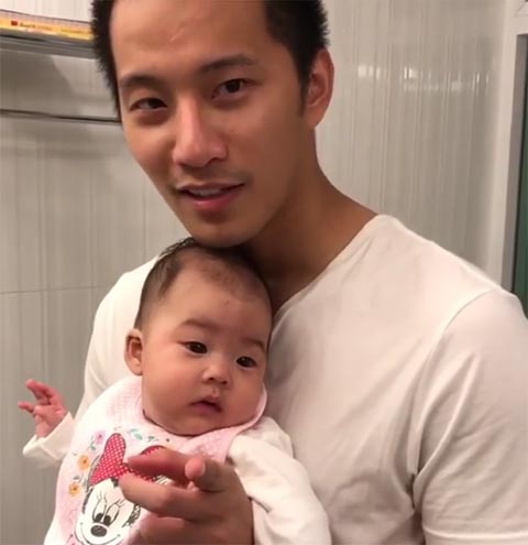 โมเมนต์น่ารัก พ่อบี้ เล่นกับ น้องเป่าเปา มุ้งมิ้งตามประสาพ่อลูก โมเมนต์น่ารัก พ่อบี้ เล่นกับ น้องเป่าเปา มุ้งมิ้งตามประสาพ่อลูก