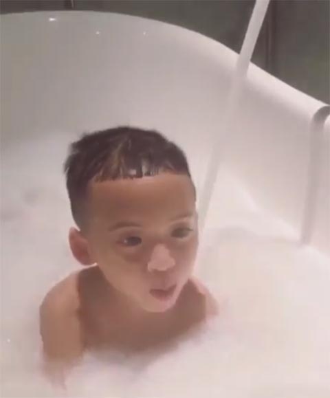 โมเมนต์น่ารัก น้าเจนี่ อาบน้ำให้ น้องบรู๊คลิน เล่นกันมุ้งมิ้ง โมเมนต์น่ารัก น้าเจนี่ อาบน้ำให้ น้องบรู๊คลิน เล่นกันมุ้งมิ้ง