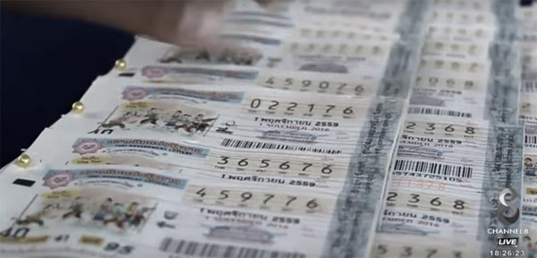ประชาชนแห่ซื้อเลขมงคล รัชกาลที่ 9 เกลี้ยงแผง แถมราคาพุ่ง 2 เท่า