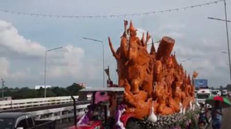 ชาวอุบลร่วมส่งกำลังใจ หลังเทียนพรรษาจาก วัดผาสุการาม หักระหว่างทาง ชาวอุบลร่วมส่งกำลังใจ หลังเทียนพรรษาจาก วัดผาสุการาม หักระหว่างทาง