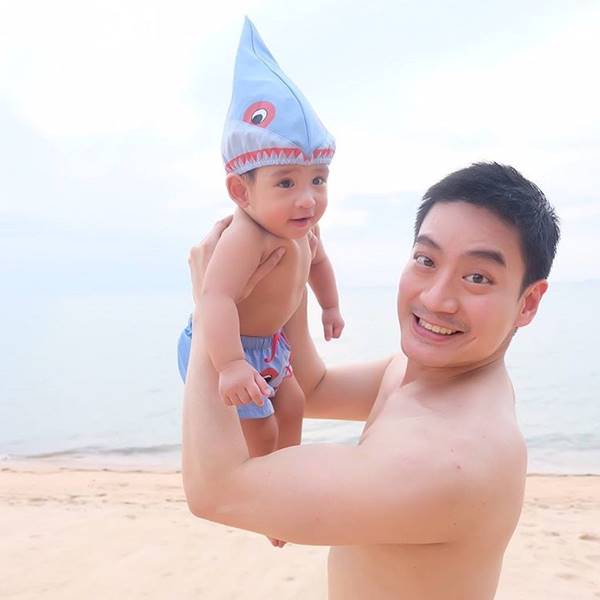น่ารักมาก ! น้องอลิน น้องอลัน เที่ยวทะเลครั้งแรก สวมชุดว่ายน้ำปลาน้อย น่ารักมาก ! น้องอลิน น้องอลัน เที่ยวทะเลครั้งแรก สวมชุดว่ายน้ำปลาน้อย