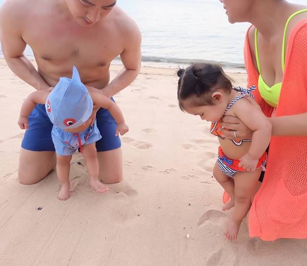น่ารักมาก ! น้องอลิน น้องอลัน เที่ยวทะเลครั้งแรก สวมชุดว่ายน้ำปลาน้อย น่ารักมาก ! น้องอลิน น้องอลัน เที่ยวทะเลครั้งแรก สวมชุดว่ายน้ำปลาน้อย