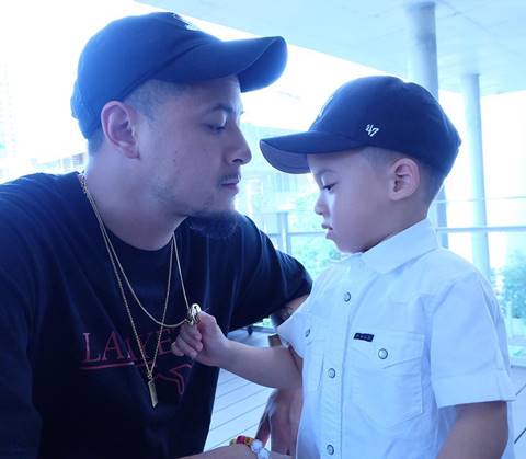 น้องบรู๊คลิน โชว์ร้องเพลงที่แต่งเอง เจ๋งเหมือนคุณพ่อ เวย์ ไทยเทเนียม น้องบรู๊คลิน โชว์ร้องเพลงที่แต่งเอง เจ๋งเหมือนคุณพ่อ เวย์ ไทยเทเนียม