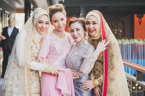 วิวาห์มหาอลังการ ! งานแต่ง 2 ลูกสาว ชาดา ไทยเศรษฐ์ แขกร่วมงานนับหมื่น วิวาห์มหาอลังการ ! งานแต่ง 2 ลูกสาว ชาดา ไทยเศรษฐ์ แขกร่วมงานนับหมื่น