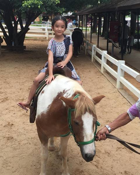 ส่องภาพ น้องณดา หนูน้อยนักกิจกรรมตัวยง รำไทย-ฟุตบอล-ตีกอล์ฟ ส่องภาพ น้องณดา หนูน้อยนักกิจกรรมตัวยง รำไทย-ฟุตบอล-ตีกอล์ฟ