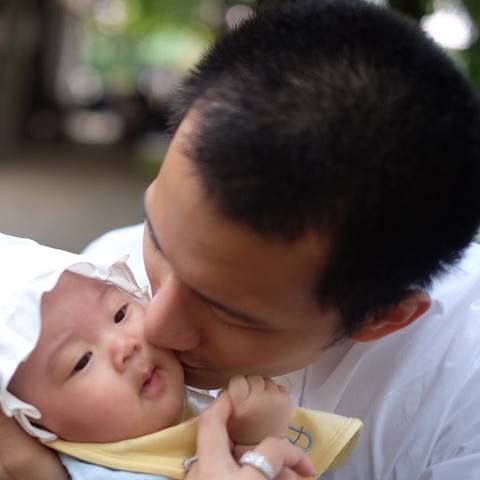 โมเมนต์น่ารัก พ่อบี้ เล่นกับ น้องเป่าเปา มุ้งมิ้งตามประสาพ่อลูก โมเมนต์น่ารัก พ่อบี้ เล่นกับ น้องเป่าเปา มุ้งมิ้งตามประสาพ่อลูก