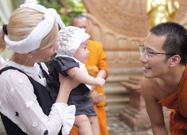 อบอุ่นหัวใจ..กุ๊บกิ๊บ อุ้ม น้องเป่าเปา กราบ พระบี้ ในวันคล้ายวันเกิด อบอุ่นหัวใจ..กุ๊บกิ๊บ อุ้ม น้องเป่าเปา กราบ พระบี้ ในวันคล้ายวันเกิด