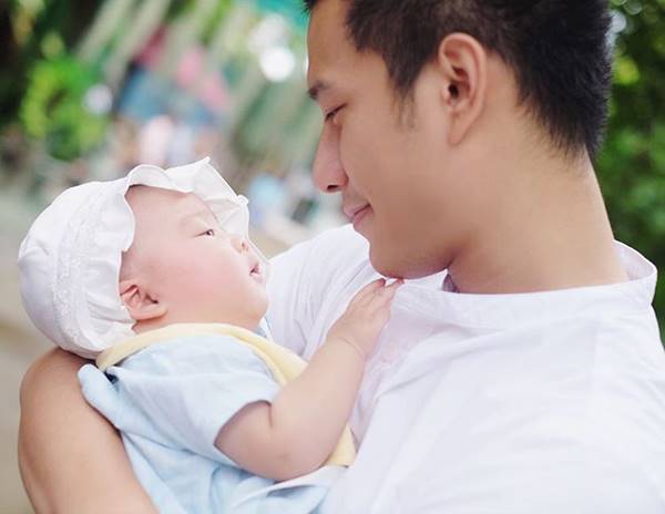 โมเมนต์น่ารัก พ่อบี้ เล่นกับ น้องเป่าเปา มุ้งมิ้งตามประสาพ่อลูก โมเมนต์น่ารัก พ่อบี้ เล่นกับ น้องเป่าเปา มุ้งมิ้งตามประสาพ่อลูก