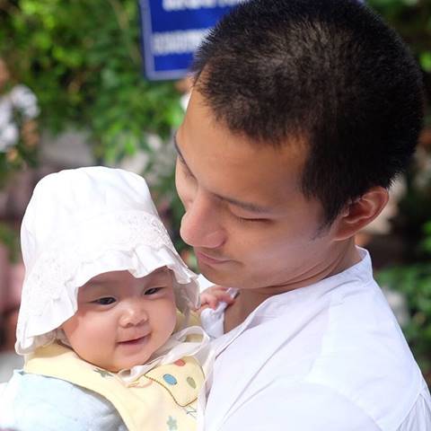 โมเมนต์น่ารัก พ่อบี้ เล่นกับ น้องเป่าเปา มุ้งมิ้งตามประสาพ่อลูก โมเมนต์น่ารัก พ่อบี้ เล่นกับ น้องเป่าเปา มุ้งมิ้งตามประสาพ่อลูก