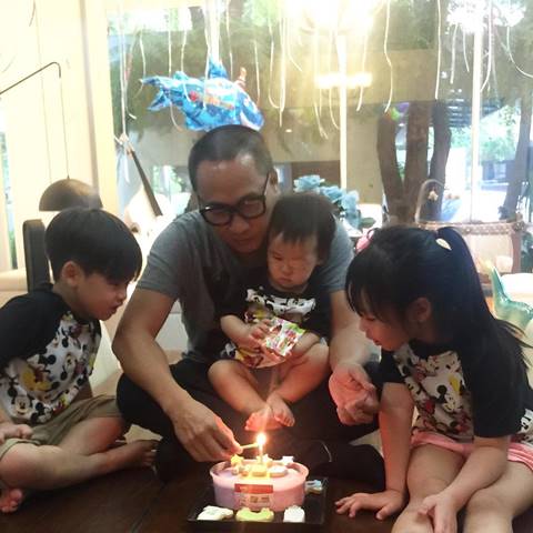 คลิปน่ารัก..วันเกิด น้องออกู๊ด แอบวุ่นวายเบา ๆ เมื่อพี่ ๆ อยากกินเค้ก คลิปน่ารัก..วันเกิด น้องออกู๊ด แอบวุ่นวายเบา ๆ เมื่อพี่ ๆ อยากกินเค้ก