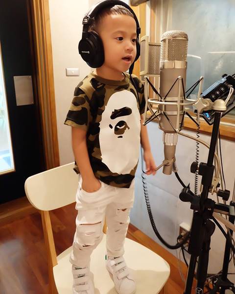 น้องบีน่า ฉายแววซุปตาร์ ถ่ายรูปที จิกกล้องแทบแตก เก่งจริง ๆ ตัวแค่นี้ น้องบีน่า ฉายแววซุปตาร์ ถ่ายรูปที จิกกล้องแทบแตก เก่งจริง ๆ ตัวแค่นี้