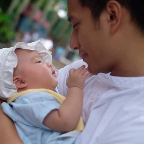 โมเมนต์น่ารัก พ่อบี้ เล่นกับ น้องเป่าเปา มุ้งมิ้งตามประสาพ่อลูก โมเมนต์น่ารัก พ่อบี้ เล่นกับ น้องเป่าเปา มุ้งมิ้งตามประสาพ่อลูก
