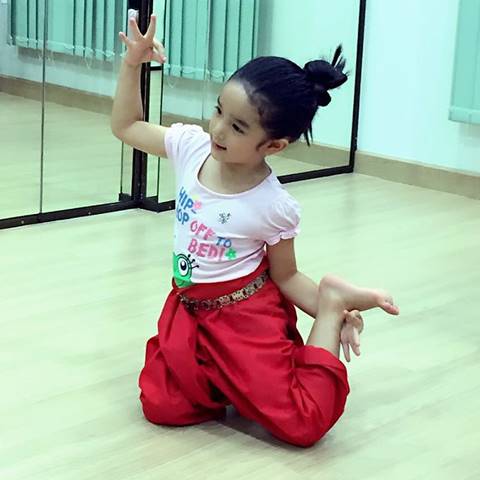 ส่องภาพ น้องณดา หนูน้อยนักกิจกรรมตัวยง รำไทย-ฟุตบอล-ตีกอล์ฟ ส่องภาพ น้องณดา หนูน้อยนักกิจกรรมตัวยง รำไทย-ฟุตบอล-ตีกอล์ฟ