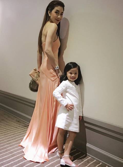 น้องบีน่า ฉายแววซุปตาร์ ถ่ายรูปที จิกกล้องแทบแตก เก่งจริง ๆ ตัวแค่นี้ น้องบีน่า ฉายแววซุปตาร์ ถ่ายรูปที จิกกล้องแทบแตก เก่งจริง ๆ ตัวแค่นี้