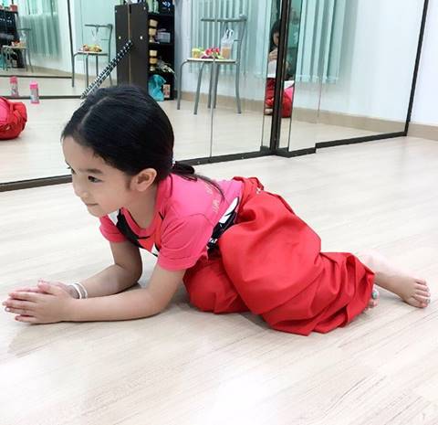 ส่องภาพ น้องณดา หนูน้อยนักกิจกรรมตัวยง รำไทย-ฟุตบอล-ตีกอล์ฟ ส่องภาพ น้องณดา หนูน้อยนักกิจกรรมตัวยง รำไทย-ฟุตบอล-ตีกอล์ฟ