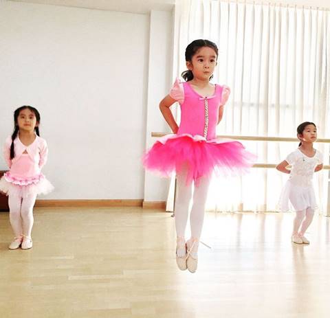 ส่องภาพ น้องณดา หนูน้อยนักกิจกรรมตัวยง รำไทย-ฟุตบอล-ตีกอล์ฟ ส่องภาพ น้องณดา หนูน้อยนักกิจกรรมตัวยง รำไทย-ฟุตบอล-ตีกอล์ฟ