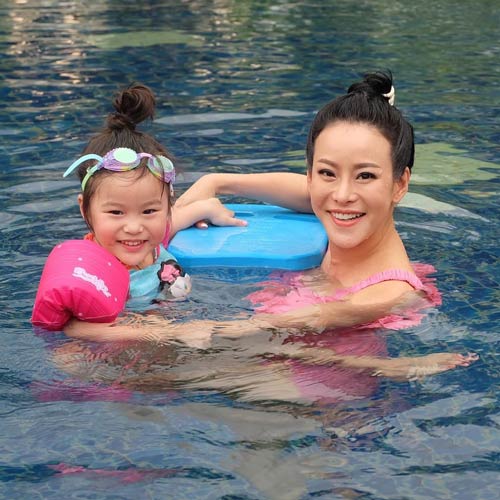 คุณแม่ดาราออกกำลังกาย คุณแม่ดาราออกกำลังกาย