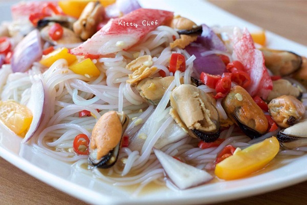 ยำขนมจีนหอยแมลงภู่กับปูอัด